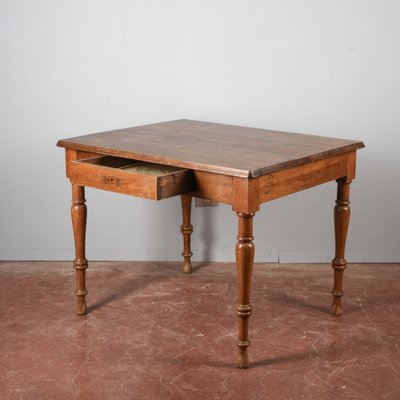 Holztisch mit gedrechselten Beinen und Schublade
