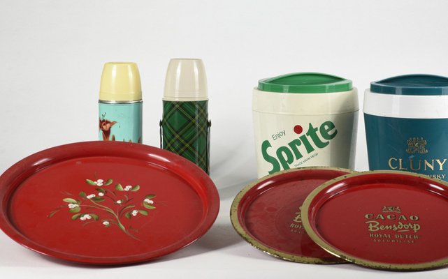 Thermoskanne mit Glaseinsatz, Tabletts und Eiskübeln aus Kunststoff, Italien, 1980, 7 . Set bei Pamono kaufen