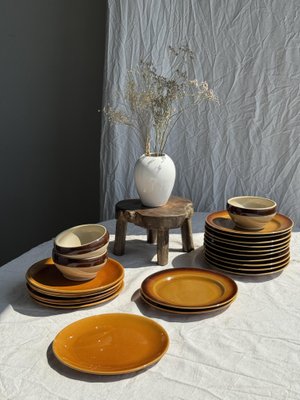 Dunkelbraune & Gelbe Steingut Teller, 1980er, 11 . Set bei Pamono kaufen