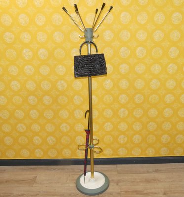 Perchero de pie industrial de latón y metal, años 50 en venta en