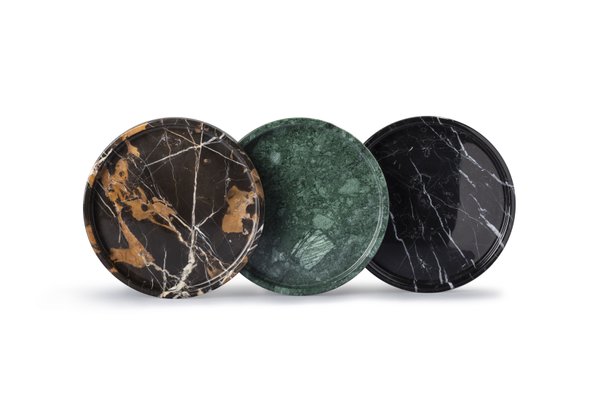 Schwarzes rundes Marquina Marmor Tablett von Royal Bee Design bei Pamono kaufen