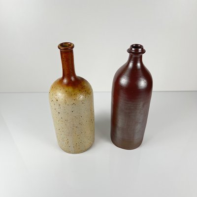 Gesprenkelte Flaschen aus Steingut & Burgunderrot, Frankreich, 1920er, 2er Set bei Pamono kaufen