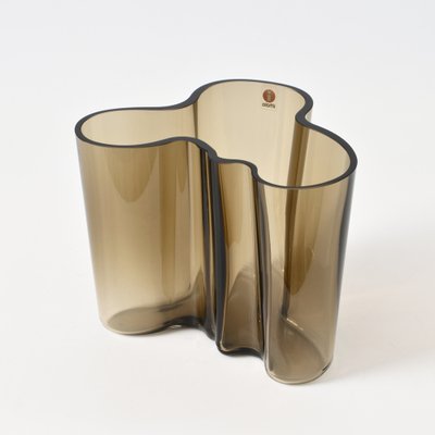 Savoy Vase aus Rauchglas von Alvar Aalto für Iittala, 1990er bei Pamono kaufen