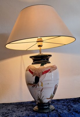 Große Vintage Tischlampe aus Keramik im Landhausstil mit Naturszene und weißem Schirm, 1980er bei Pamono kaufen