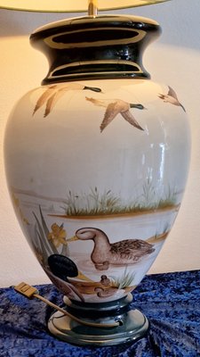 Große Vintage Tischlampe aus Keramik im Landhausstil mit Naturszene und weißem Schirm, 1980er bei Pamono kaufen