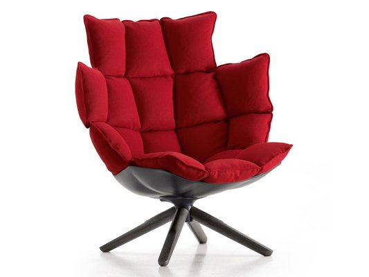 Poltrona Husk girevole e poggiapiedi di Patricia Urquiola per B&B