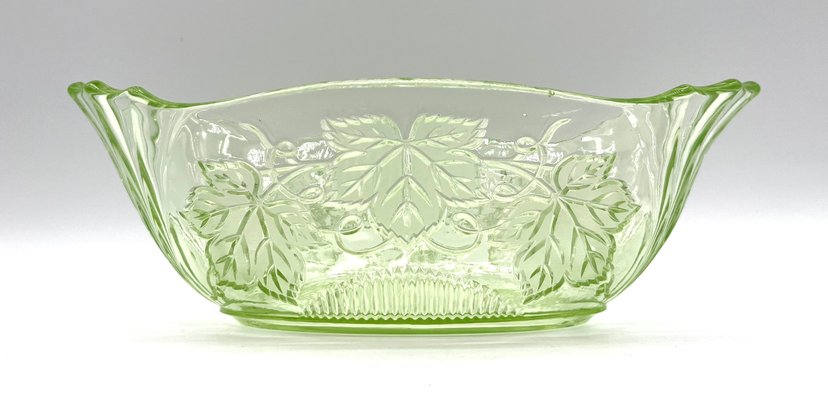 Bol Antique en Verre d'Uranium avec Motif Feuille de Vigne, 1890s en vente sur