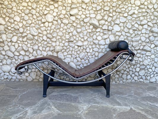 Chaise longue LC4 in pelle marrone di Le Corbusier per Cassina