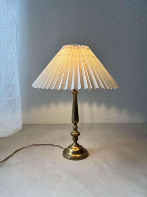 Tischlampe aus Messing mit plissiertem Schirm, 1960er bei Pamono kaufen