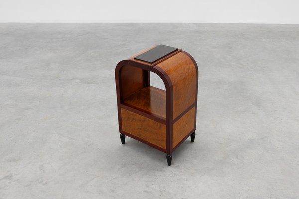 Gebogener Art Deco Beistelltisch mit Aufbewahrung und schwarzer  Marmorplatte, Frankreich, 1920er bei Pamono kaufen