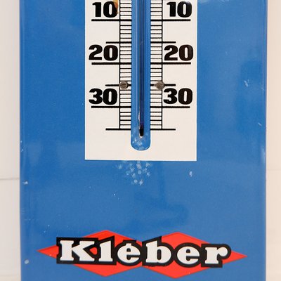 Nahaufnahme Von Wand-Thermometer Aus Holz Vor Weißem Hintergrund