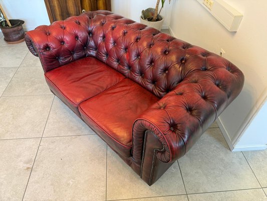 Divano Chesterfield a due posti in pelle, inizio XXI secolo in