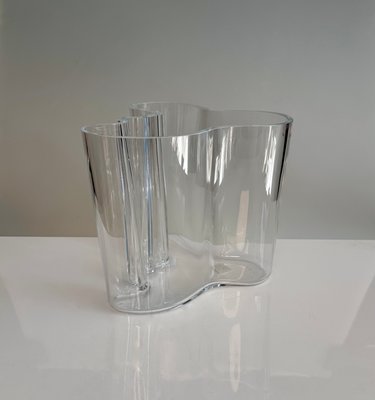 Large Model 3030 Sculptural Savoy Flower Vase in Clear Glass by