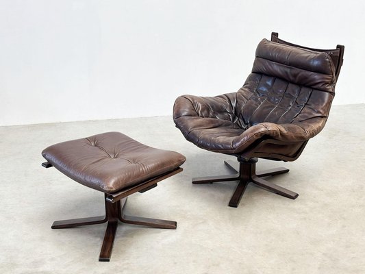 Poltrona e poggiapiedi in pelle marrone di Gerald Easden, anni '70