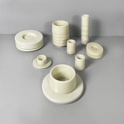 Modernes italienisches weißes Plastikgeschirr von Angelo Mangiarotti, 1970er, 30er Set bei Pamono kaufen