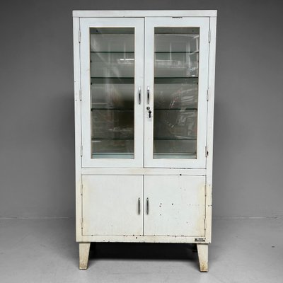 Japanischer Medizinschrank aus Metall, 1960er bei Pamono kaufen