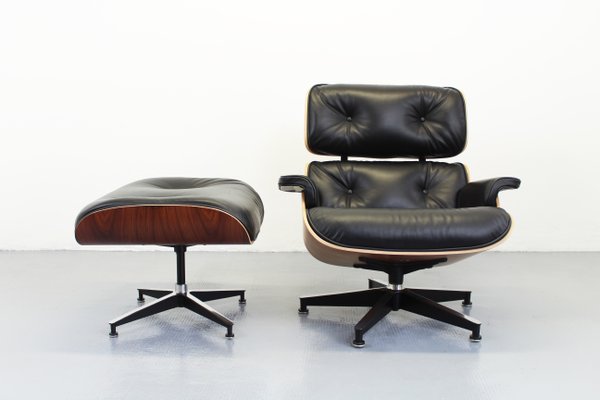 Poltrona e poggiapiedi di Charles Ray Eames per Herman Miller