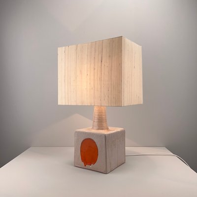 Mid-Century Keramik Tischlampe mit Orangefarbenen Akzenten & Seidenlampenschirm, Deutschland, 1960er bei Pamono kaufen
