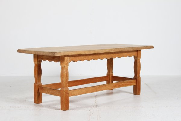 Dänischer länglicher Couchtisch aus Eiche im Stil von Henning Kjærnulf, 1970er bei Pamono kaufen