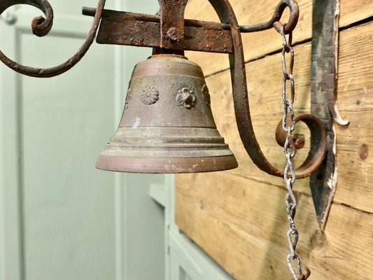 Campanello Da Porta In Ottone Su Cinturino In Pelle Nera - Rustic Red Door - 10 Campane