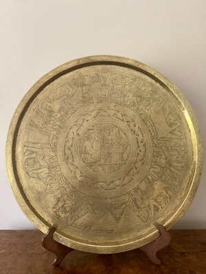 Großes antikes viktorianisches rundes graviertes Tablett aus gemischtem Metall, 1880er bei Pamono kaufen