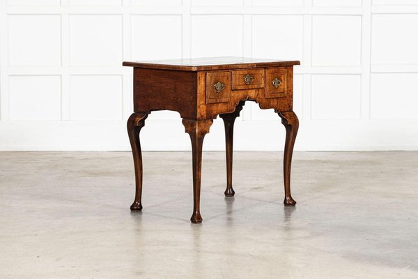 Niedriger Beistelltisch aus Nussholz von George I, 1720 bei Pamono kaufen