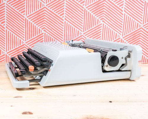 White Olivetti Valentine Typewriter, 1970 for sale at Pamono