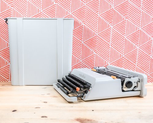 White Olivetti Valentine Typewriter, 1970 for sale at Pamono