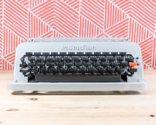 White Olivetti Valentine Typewriter, 1970 for sale at Pamono