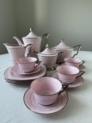 Rosa Porzellan Kaffee- und Teeservice von Epiag, 1920er, 19 . Set bei Pamono kaufen