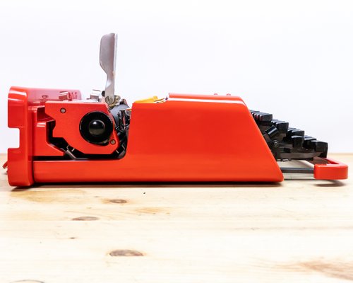 Olivetti Valentine Typewriter, 1970 for sale at Pamono