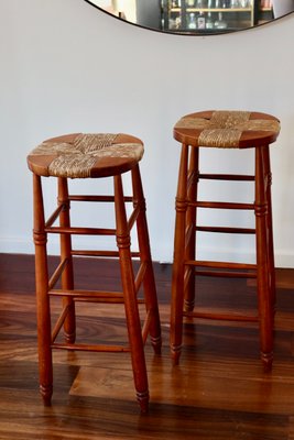 Antiker Holz Barhocker mit Sitz aus Stroh, 1980er bei Pamono kaufen