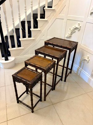 Antike freistehende Satztische aus geschnitztem Bambus-Imitat, 1870, 4 .  Set bei Pamono kaufen