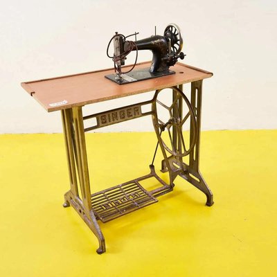 Insegna in metallo smaltato SINGER, macchina da cucire, Grecia anni '50, insegna originale in latta per la produzione di tessuti SINGER, decorazione da parete per sartoria anni '50 - Italia