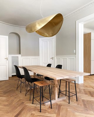 Gaspard Esstisch 240 aus Heller Eiche & Messing von Eberhart Furniture bei Pamono kaufen