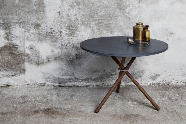 Daphne Couchtisch mit dunkler Betonplatte und dunklen Eichenbeinen von Eberhart Furniture bei Pamono kaufen