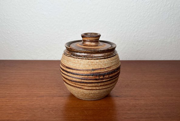 Moderne dänische Mid-Century Studio Keramikschale mit Griff und Deckel von Tue Poulsen für Tue Keramik, 1960er bei Pamono kaufen