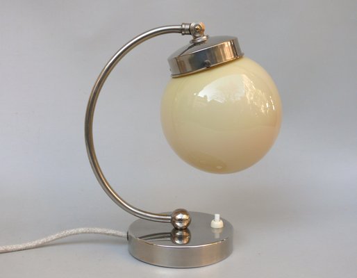 Vintage Bauhaus Nachttischlampe mit Beigefarbenem Glasschirm, 1920er bei Pamono kaufen