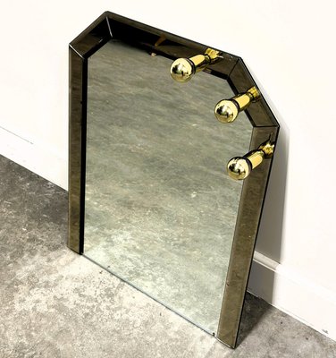 Deutscher Vintage Spiegel aus Messing & Rauchglas mit architektonisch facettierter Platte, 1980er bei Pamono kaufen