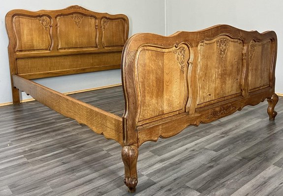 Bett Französisches Louis Xvi Doppelbett Bettgestell aus Eiche geschnitztes Kopfteil Lot 4603 bei Pamono kaufen