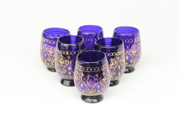 Italienische Trinkbecher aus Kobaltblauem Glas mit Vergoldetem Dekor, 1960er, 6 . Set bei Pamono kaufen
