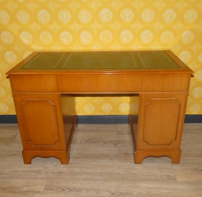 Englischer Edwardianischer Schreibtisch aus Eibenholz & grner geprgter  Lederplatte, 1960er bei Pamono kaufen
