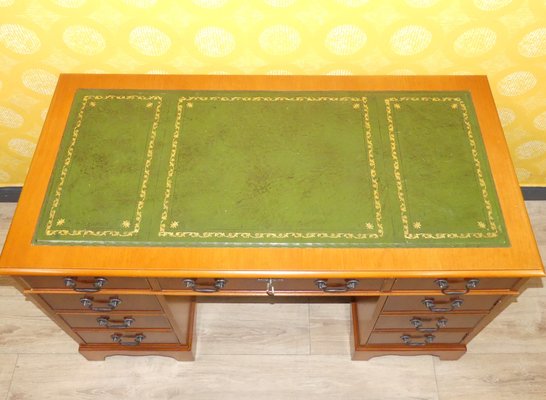 Englischer Edwardianischer Schreibtisch aus Eibenholz & grner geprgter  Lederplatte, 1960er bei Pamono kaufen