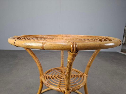 Mid-Century Beistelltisch aus Rattan & Bambus, Tschechoslowakei, 1960er bei  Pamono kaufen