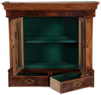 Kleine antike Hängevitrine aus Nussholz, 1800 bei Pamono kaufen