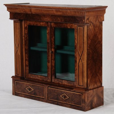Kleine antike Hängevitrine aus Nussholz, 1800 bei Pamono kaufen