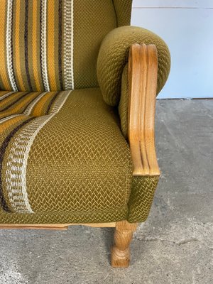 Mid-Century Moderner Ohrensessel aus geschnitzter Eiche von Henning Kjærnulf, 1960er bei Pamono kaufen