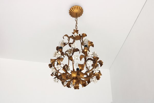 Vintage Florentiner Tôle Kronleuchter mit Porzellanrosen, 1950er bei Pamono kaufen