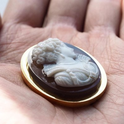 Antique French Victorian 18 Karat Gold Cameo Brooch with Agate