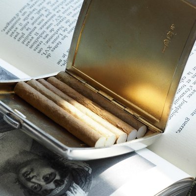 cigarette a londres Étui à Cigarettes Victorien Antique en Argent Courbé et à Crête, Londres,  Royaume-Uni, 1894